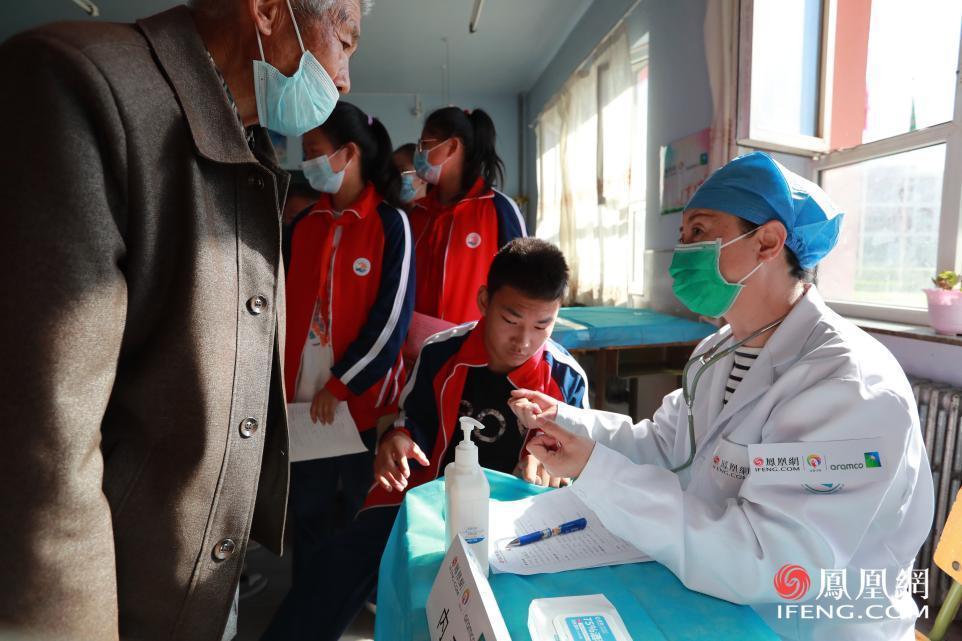 志愿者为孩子进行内科检查