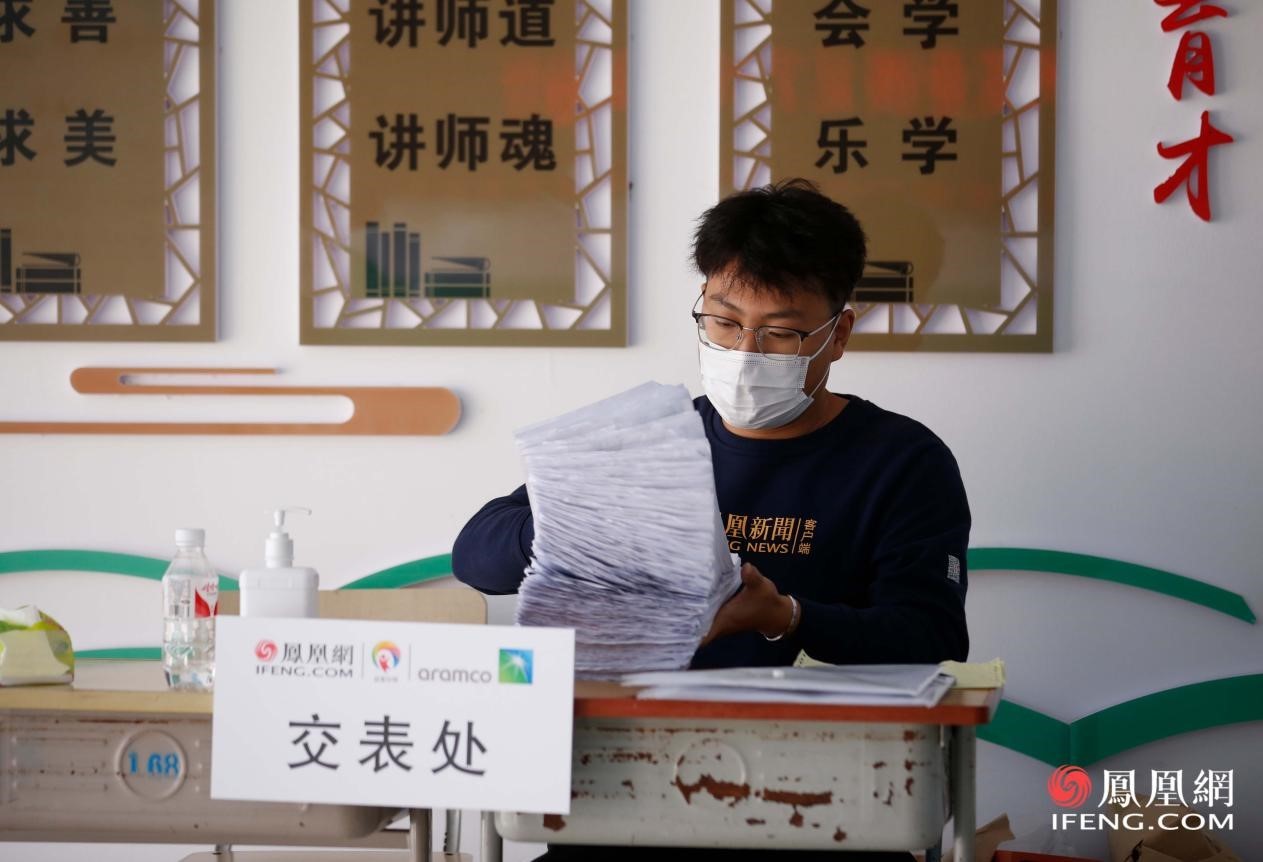 志愿者正在回收用于存档的体检表