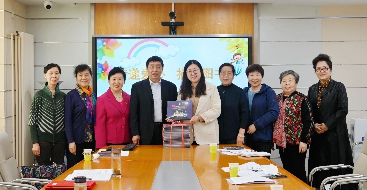 关爱儿童教育，中华儿慈会向全市127所幼儿园捐赠1700册绘本