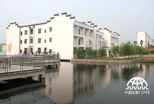  2014年6月7日，由中华少年儿童慈善救助基金会发起建设的共青儿童村正式建成启用。走进坐落于鄱阳湖畔的儿童村，一座座崭新的徽式建筑映入眼帘，这里绿草如茵，湖光潋滟，风景秀丽。中国网/中国发展门户网 魏博 摄