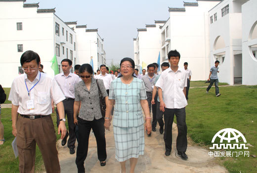 2014年6月7日，由中华少年儿童慈善救助基金会发起建设的共青儿童村正式建成启用，中华儿慈会名誉会长顾秀莲等参观儿童村。中国网/中国发展门户网 魏博 摄