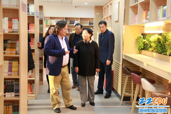 调研组参观学校智能图书馆