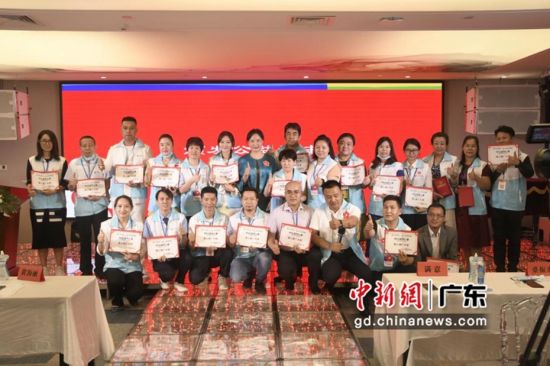 现场颁发爱心推广大使证书。(主办方供图) 
